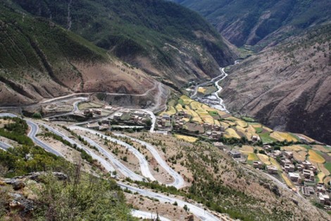 The road to Yading