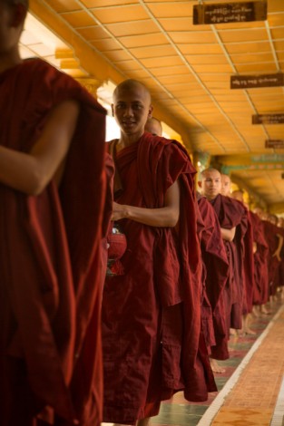Monks' lunch line, Bago